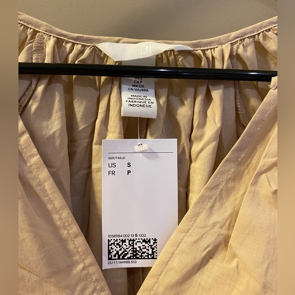 Cotton A-line Dress. V-neck. Balloon Sleeve. Raglan Sleeve. Color: Beige. H&M. - Picture 8 of 10